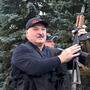 Alexander Lukaschenko mit Maschinengewehr