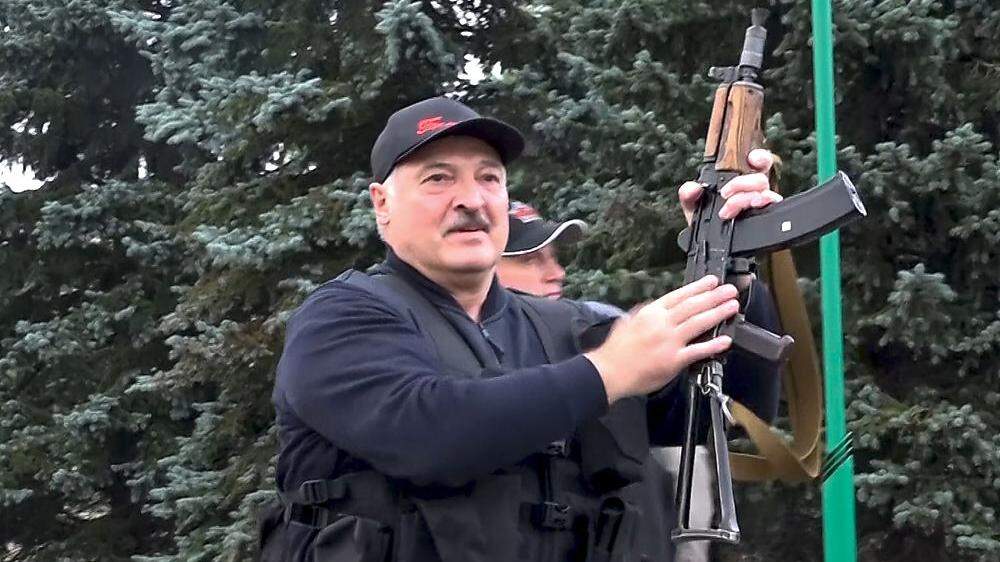 Alexander Lukaschenko mit Maschinengewehr