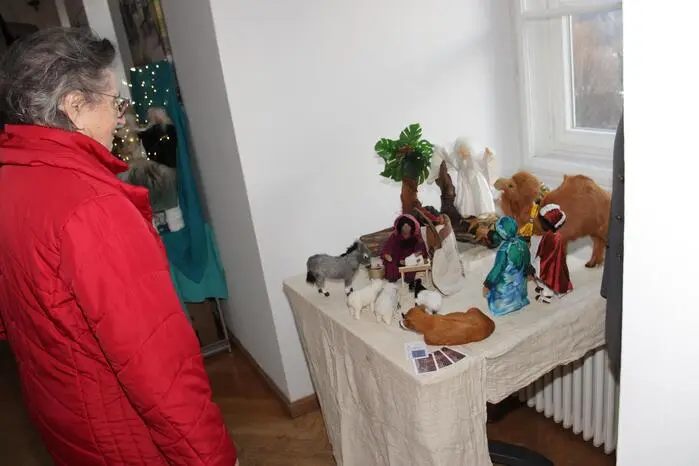 Im stimmungsvollen Arkadenhof von Schloss Piber und im Außenbereich präsentieren über 30 Aussteller an drei Tagen weihnachtliche Handwerkskunst, regionale Produkte, feine Kulinarik und außergewöhnliche Geschenkideen rund um die Adventzeit.