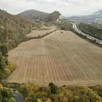 Statt des geplanten und stark umstrittenen Lkw-Verteilerzentrums soll in Federaun ein Rechenzentrum mit angeschlossener Gemüseplantage entstehen