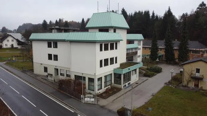 Drohnenaufnahme eines mehrstöckigen Gebäudes neben einer Straße