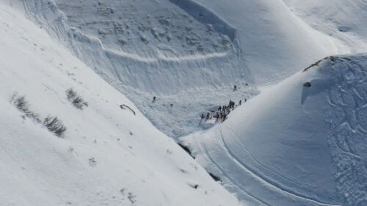 Einsatzkräfte am Unglücksort in St. Anton