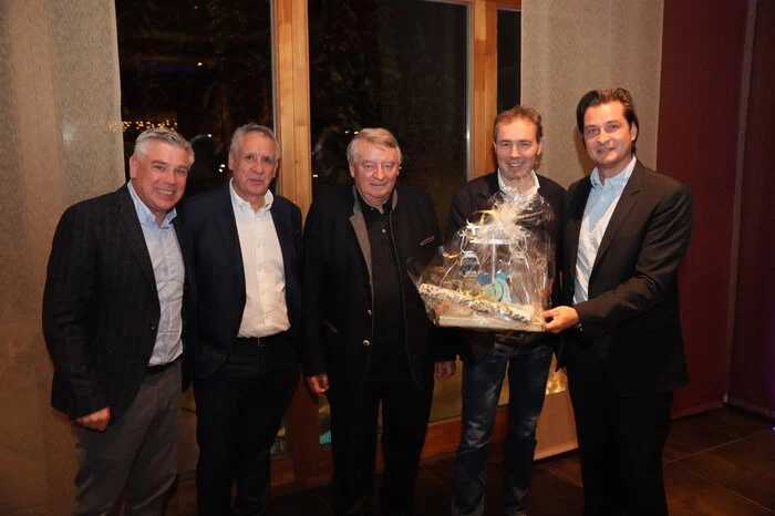 Seppi Bogensberger und Sepp Bogensberger senior hatten symbolisch eine Gondel mit der Nr. 1, die mit den Konterfeis der drei Firmenchefs gebrandet war, mitgebracht.