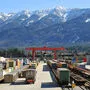 Blick auf das Containerlager am Villacher Terminal Süd: Sogar Zirkuswaggons wurden hier schon auf Schiene gebracht