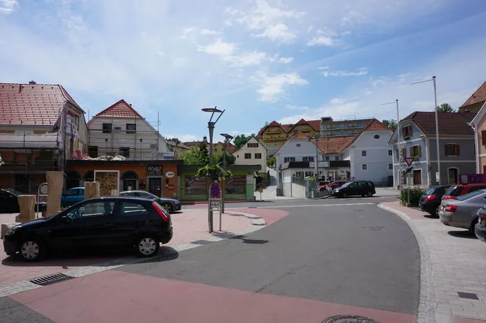 Der Marktplatz in Vorau strahlt für Sarah und wartet schon auf ihre Heimkehr aus Berlin.
