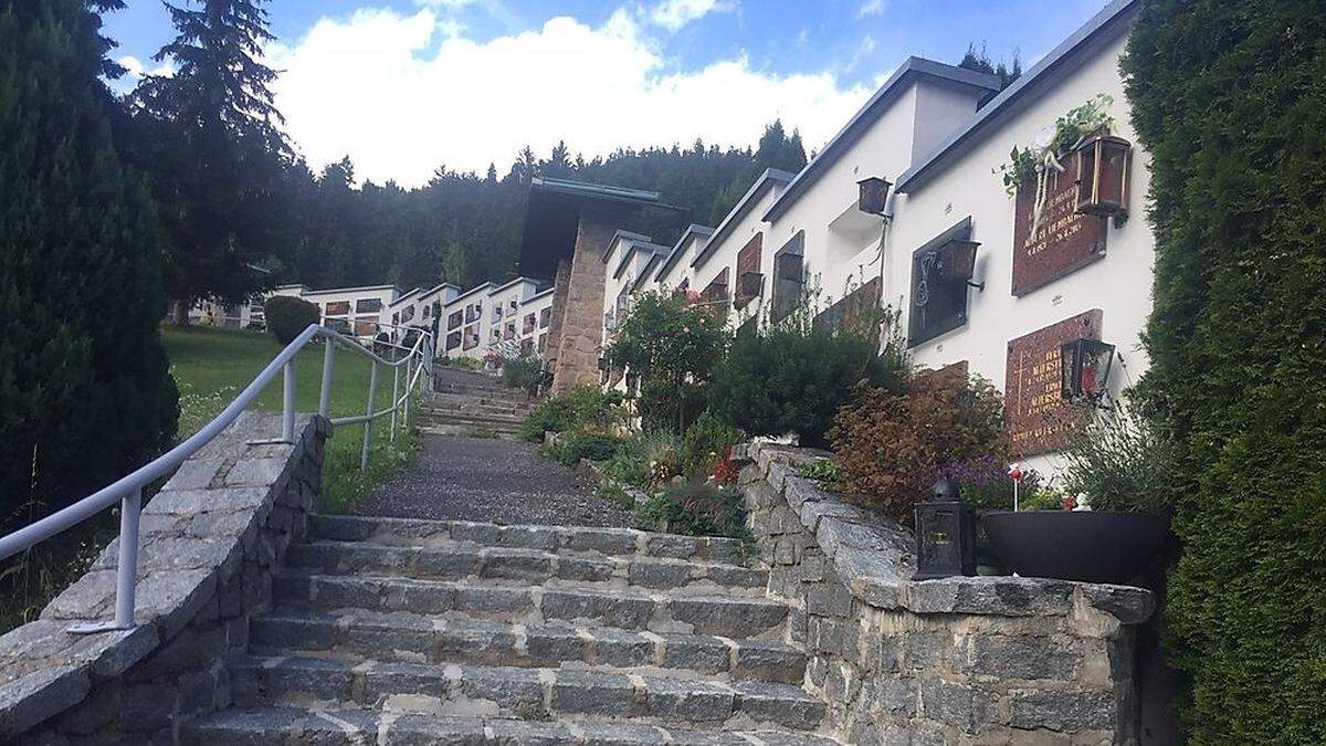 Die Urnengräber am Spittaler Stadtfriedhof sind nur mehr über steile Steigen oder Wege erreichbar