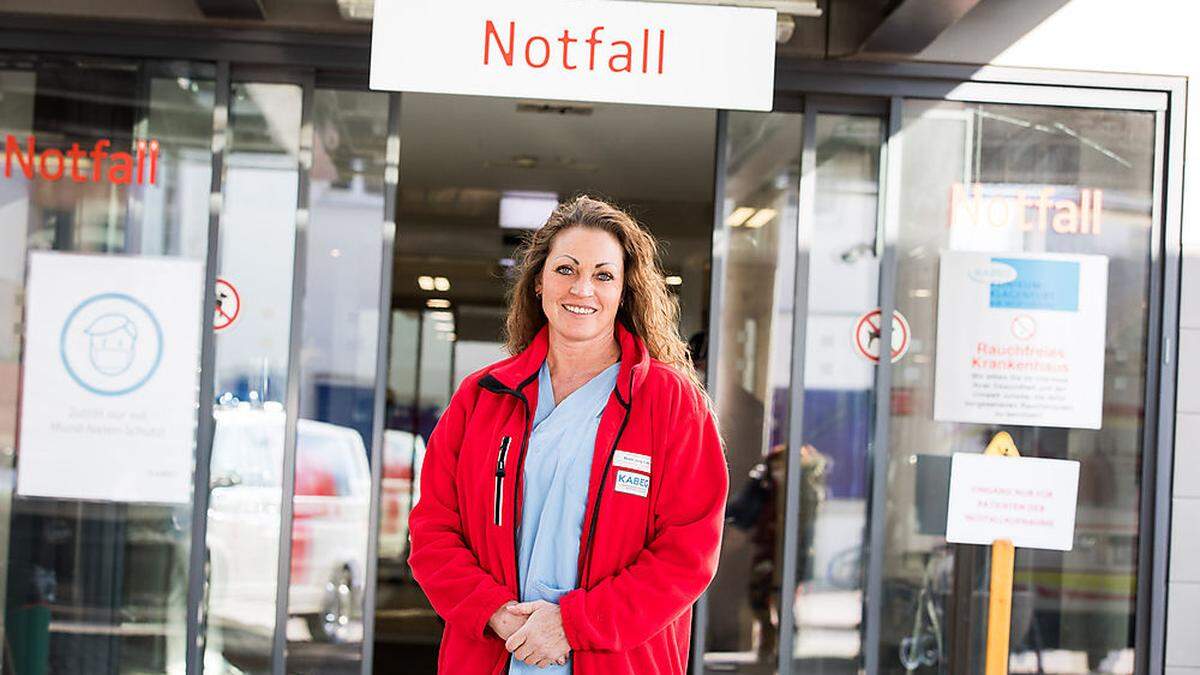 Beate Jung-Dräbing vor der Zentralen Notaufnahme im Klinikum Klagenfurt