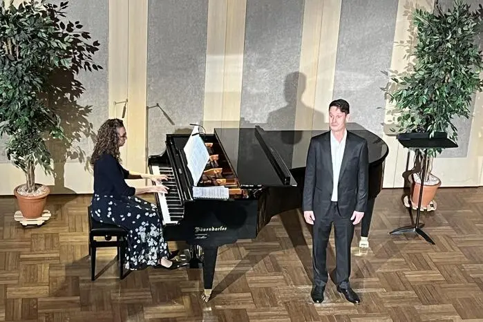 Der Sänger Lukas Kargl und die Pianistin Jennie-Helen Moston präsentierten ein fein abgestimmtes Programm, das sowohl klassische Meisterwerke als auch zeitgenössische Kompositionen vereinte.