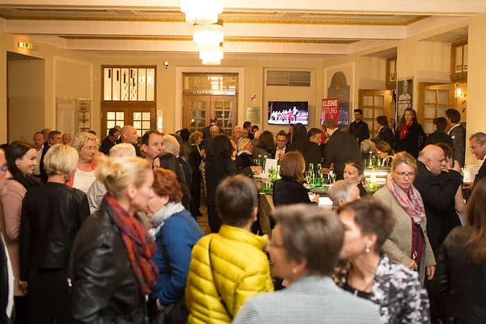 Hunderte Opern-Freunde strömten ins Stadttheater.