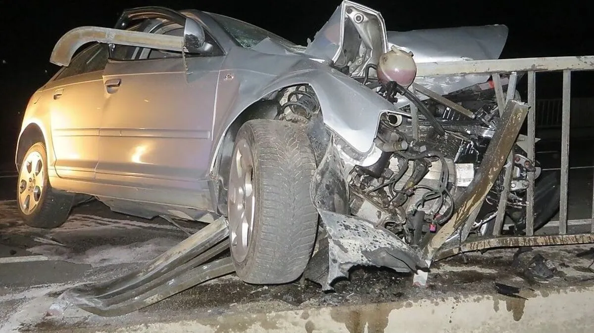 Das Brückengeländer durchstieß die Windschutzscheibe und trat am Seitenfenster wieder aus