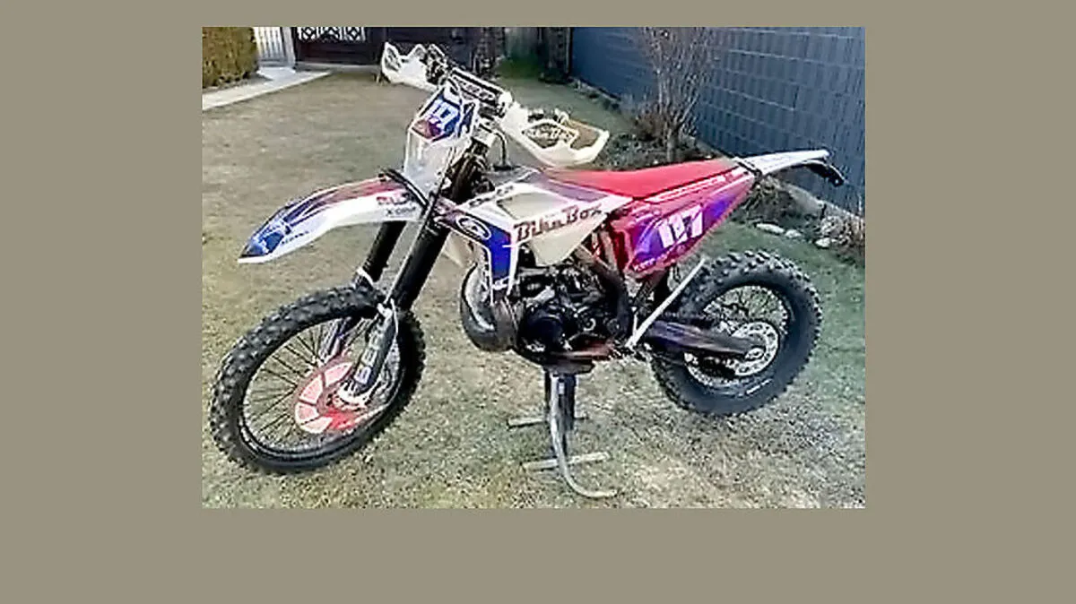 Das Motocross-Motorrad der Marke Beta hat auffällige Beschriftungen