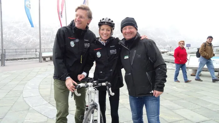 Mit dem Rennrad bezwang Alexa Lange Wesner, die Botschafterin der Vereinigten Staaten, die Großglockner Hochalpenstraße. Am Ziel gab es Applaus von den Gastgebern Peter Rupitsch (Nationalpark Hohe Tauern) und Johannes Hörl (Großglockner Hochalpenstraße).