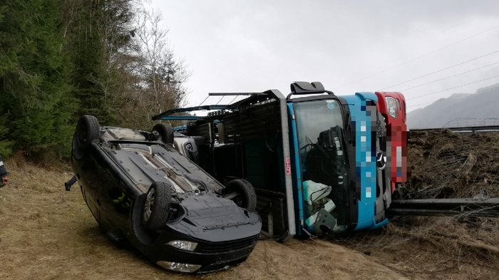 Ein mit neun Pkw beladener Autotransporter aus Kroatien kam am Mittwoch aus bislang ungeklärter Ursache rechts von der Fahrbahn ab. Das Fahrzeug urchbrach die Leitschiene und einen Wildzaun und blieb auf der rechten Seite in der Böschung liegen.
