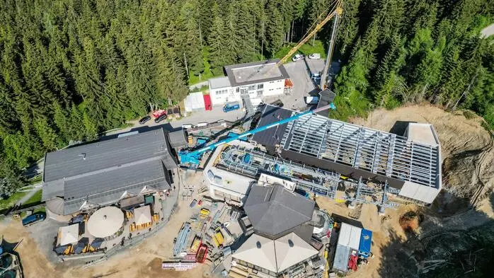 Drohnenaufnahme einer großen Baustelle