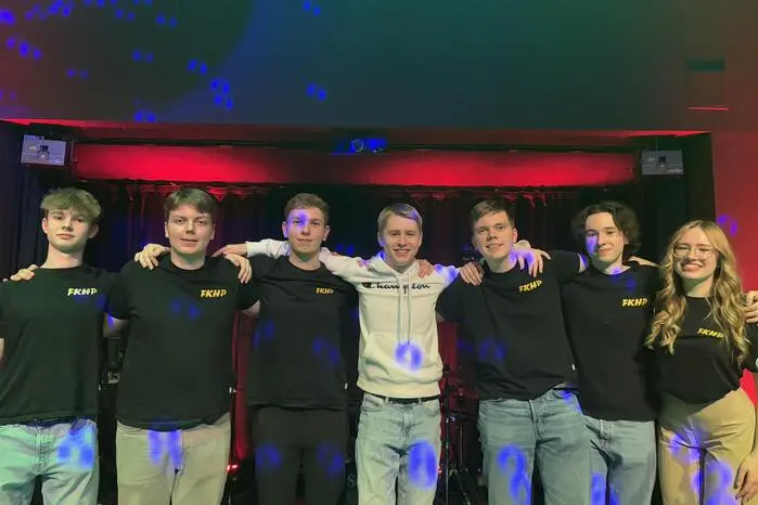 Die FKHP-Band mit ihren Mitgliedern Thomas Prenner, Felix Fauster, Markus Hainz, Lukas Sowitsch, Frederick Fauster, Jonathan Hellmayr und Lisa Pucher konnte bei ihrem Konzert im Austrovinyl Werk 2 in Fehring zahlreiche Gäste begeistern