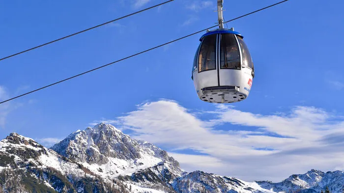 Am Nassfeld tummeln sich die Skisportler, die beschneiten Pisten in der prächtig weißen Passregion laden zum Wedeln ein.