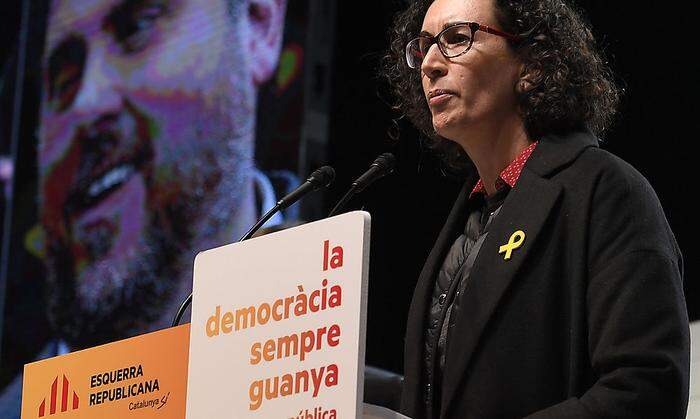 Marta Roviro von der Republikanischen Linkspartei (ERC) - im Hintergrund ein Foto des inhaftierten Oriol Junqueras 