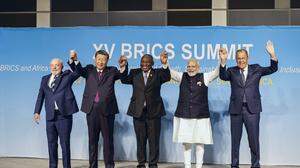 Die Staats- und Regierungschefs von Brasilien, China, Südafrika und Brasilien lächelten gemeinsam mit dem russischen Außenminister in die Kamera