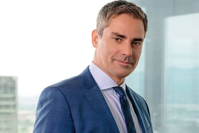 Roman Rafreider ist die tragische ORF-Figur des Jahresausklangs. Ein völlig verpatzter Auftritt eines indisponierten Anchormans im "ZIB Flash" brachte den 52-Jährigen unfreiwillig in die Schlagzeilen. Als später zu erfahren war, dass Rafreider offenbar unter dem Schock einer schlimmen Nachricht aus dem privaten Umfeld vor die Kamera trat, erfuhr der Vorarlberger viel Verständnis. Die Konsequenzen des Vorfalls: Rafreider muss eine sechsmonatige Nachdenkpause einlegen, danach darf er zum ORF zurückkehren.