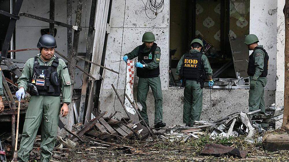 Untersuchungen nach dem Bombenanschlag auf ein Hotel im Süden Thailands