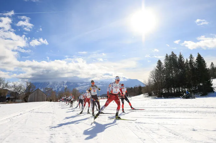 Der Sieger über 50 km in freier Technik Alexander Brandner (AUT), Startnummer 1, und Verfolger.