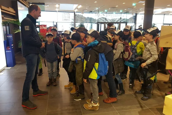 Chauffiert von einem Projekt Spielberg-Shuttle ging es für die Neun- und Zehnjährigen zuerst ins große „Welcome Center“, weiter zu den ausgestellten Boliden, ins Medienzentrum, aufs Siegertreppchen und sogar in die „Race Control“, das Herzstück der Rennstrecke.