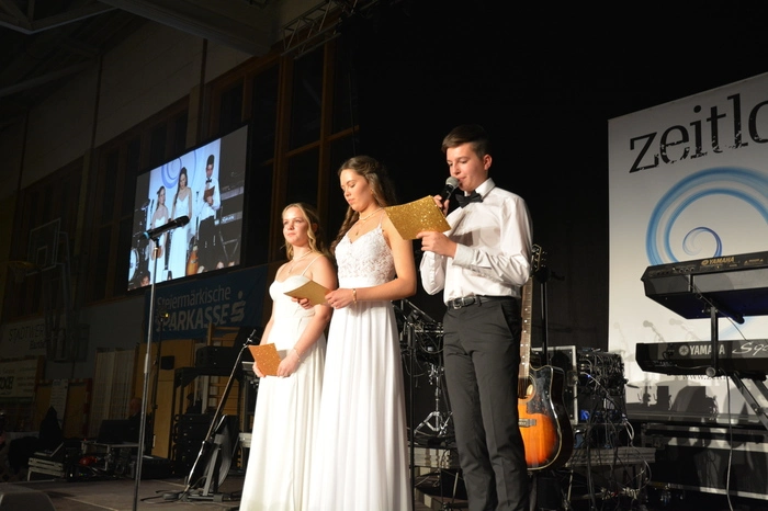 Elisabeth Fink (8a), Anna Ofenluger (8b) und Jan Kernbichler (8a) hielten die Eröffnungsrede.
