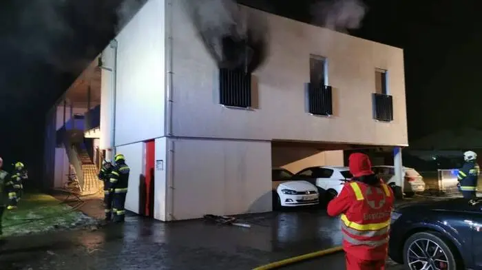 In der Nacht des 13. Dezember heulten gegen 01:30 Uhr die Sirenen der Feuerwehren Kaindorf an der Sulm und Leibnitz. Beide Wehren wurden zu einem Wohnhausbrand nach Kaindorf an der Sulm alarmiert.