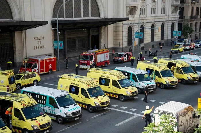 Zahlreiche Kranken-, Polizei- und Feuerwehrwagen waren an Ort und Stelle.