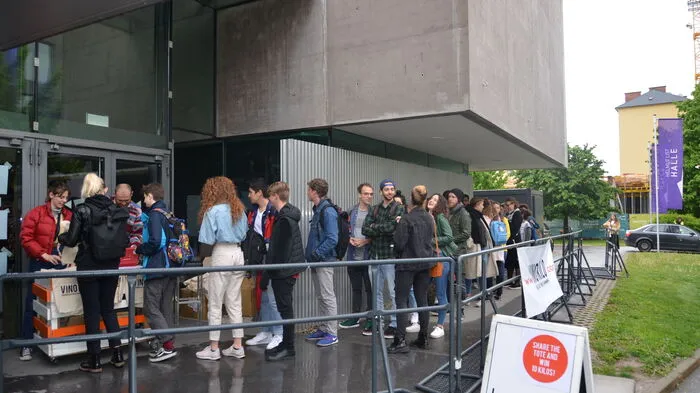 Perfektes Shopping-Wetter - die Schlange nahmen Vintage-Liebhaber in Kauf