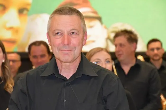Kapellmeister Werner Ofner betonte nach der Vorstellung, wie anspruchsvoll es war, jede Szene sekundengenau musikalisch zu begleiten, um die perfekte Synchronität zwischen Bild und Ton zu gewährleisten.
