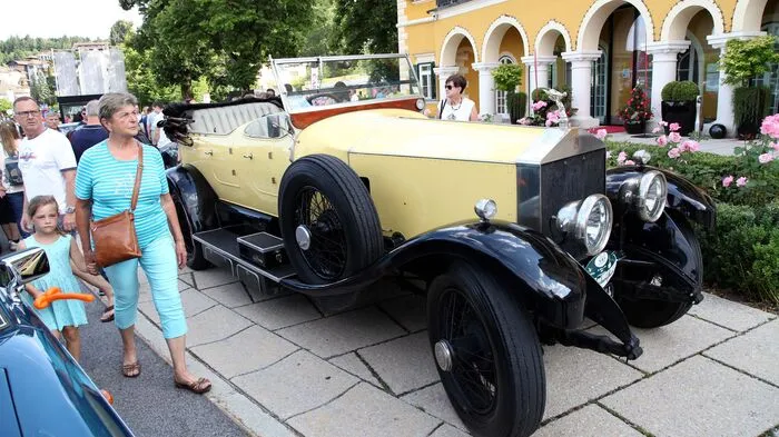 Rolls Royce und Bentley Parade vor dem Schloss Velden