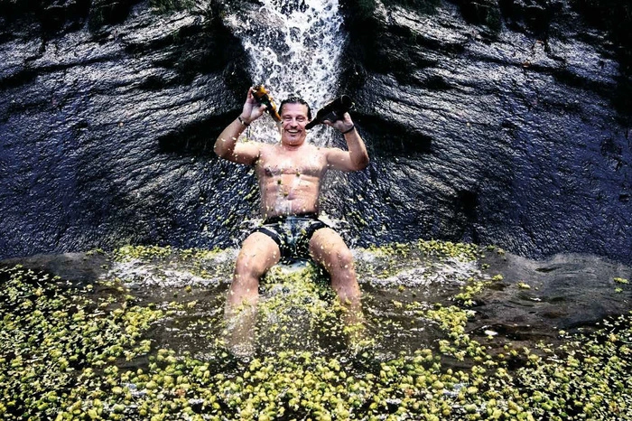 April: Für das Bild von Barbara Zapfl (Foto Augenblick) hat  Wolfgang Dietrich (Die Brauerei Leutschach) den Sprung ins kalte Wasser gewagt