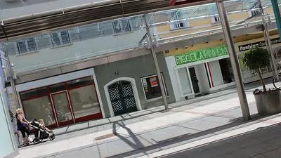 Rund um die beiden geschlossenen Geschäfte stehen noch weitere leer