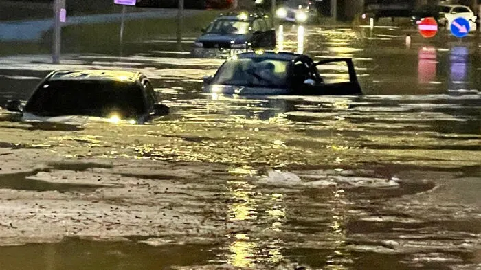 Starke Regenfälle richteten am  Freitagabend Schäden im Raum Graz und Graz-Umgebung an. Zahlreiche Überflutungen, entwurzelte Bäume und volle Keller waren die Folge. Es wurde sogar dazu aufgerufen, die Häuser nicht zu verlassen.