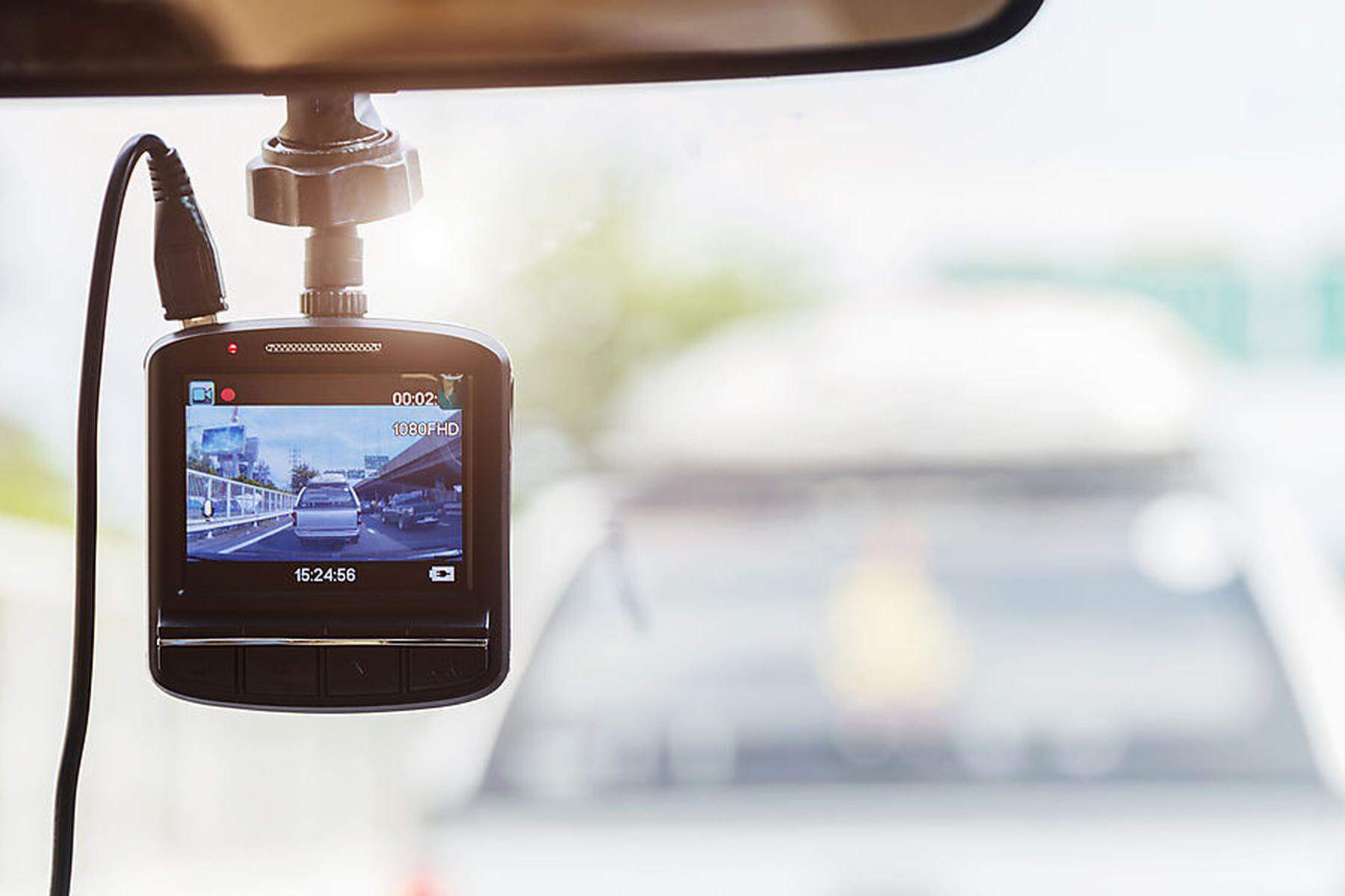 Darf man im Auto eine Dashcam installieren, die den Verkehr filmt?