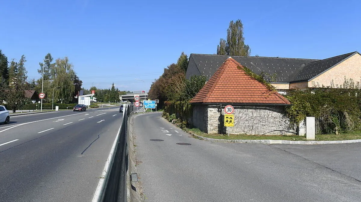 Vom Gebäude des ehemaligen Kindergartens Hofstätten werden die vorderen drei Meter abgetragen