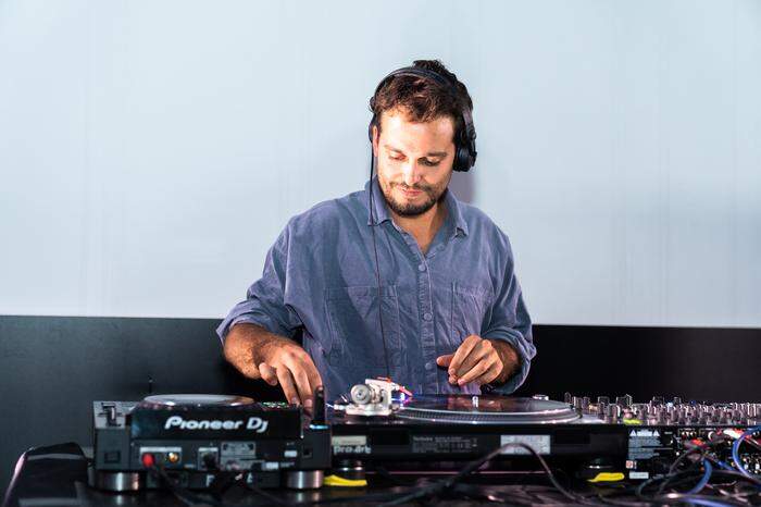 Milès Borghese lieferte ein düster-verspieltes DJ-Set