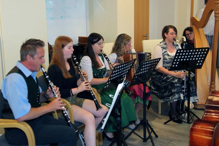 Gleich vier Absolventen der Musikschule legten an diesem Abend ihre Abschlussprüfung ab, und zwar Anna Guggi, Dominik Bada und Thomas Fandl auf ihren Trompeten sowie Veronika Hacker auf der Klarinette.