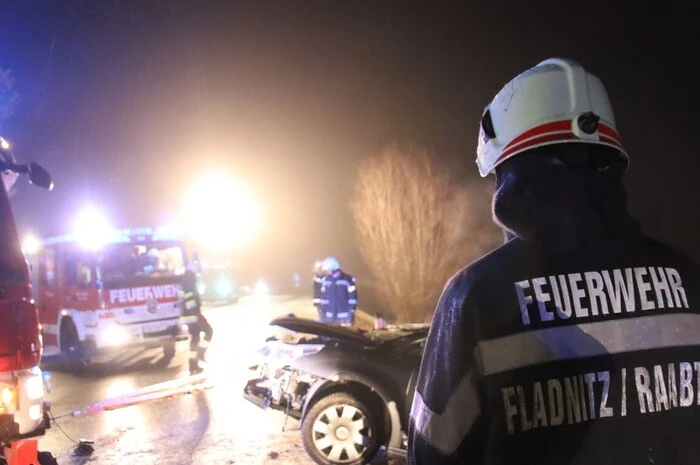 Auf der B68 in Fladnitz im Raabtal (Gemeinde Kirchberg an der Raab) kam in der Nacht auf Mittwoch ein 31-jähriger Südoststeirer mit seinem PKW von der Straße ab. Der Wagen überschlug sich. Der Fahrzeuglenker und ein Beifahrer wurden zur Beobachtung ins LKH Feldbach eingeliefert. Ein weiterer Beifahrer - ein 31-jähriger Südoststeirer - wurde bei dem Unfall schwer verletzt und ebenfalls ins LKH Feldbach eingeliefert.