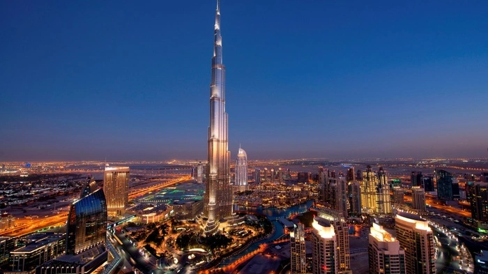 Dubai ist immer am Puls der Zeit: Die Wüstenmetropole setzt Zeichen für Zukunft und stampft hippe Stadtviertel aus dem Boden, kehrt aber auch immer wieder zu ihren Wurzeln zurück. Markenzeichen ist unter anderem das höchste Gebäude der Welt, der 828 Meter hohe Burj Khalifa.