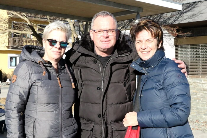 Fest Räucherfisch, Honig, Speck, Salami, Wild, Apfelsaft sowie Milch einkaufen sah man unter anderen Bürgermeister Klaus Köchl (Foto) sowie „Kärntner Buam“-Musiker Peter Gössnitzer. 