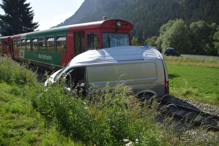 ... mit einer Zugsgarnitur der Murtalbahn zusammengeprallt.