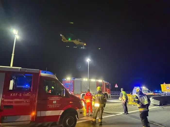 Der verletzte Lenker wurde mit dem Notarzthubschrauber ins Krankenhaus geflogen