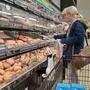 Einkäuferin an der Brottheke: Fast 80 Prozent kaufen immer im selben Supermarkt ein
