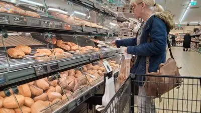 Einkäuferin an der Brottheke: Fast 80 Prozent kaufen immer im selben Supermarkt ein
