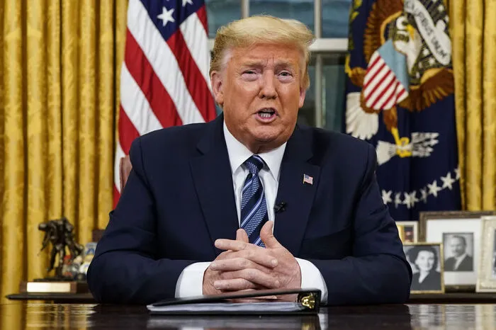 Den früheren US-Präsidenten Donald Trump ereilte die Infektion im Oktober 2020 mitten im Wahlkampf. Zuvor hatte er immer wieder die Gefährlichkeit der Pandemie angezweifelt. Der 74-Jährige zählte aufgrund seines Alters zu den Risikogruppen. Er wurde per Helikopter ins Walter-Reed-Militärkrankenhaus von Washington gebracht und dort einige Tage behandelt. 