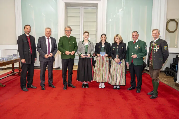 Landeskapellmeister Manfred Rechberger (l.), Landeshauptmann-Stellvertreter Anton Lang, Landeshauptmann Christopher Drexler, Landesobmann des Steirischen Blasmusikverbandes Erich Riegler und Landesjugendreferent Thomas Brunner (v. l.) mit den besten Musikerinnen aus dem Bezirk Deutschlandsberg.