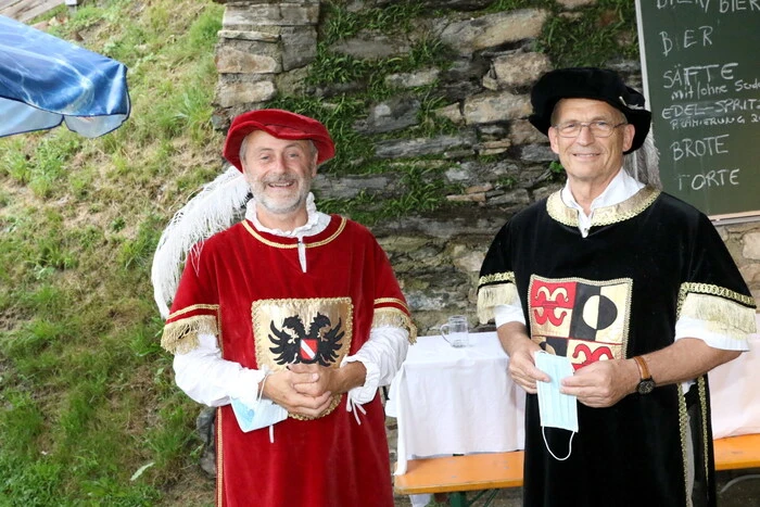Dem Burgverein Glanegg unter Obmann Jakob Koschutnig und Obmann-Stellvertreter Reinhard Ortner (von links) war es gelungen, „Musical Deluxe – Die Gala der Musicalstars“ nach Kärnten zu holen. 