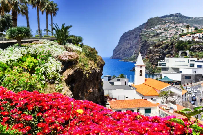 Man nennt sie nicht umsonst die Blumeninsel. Madeira genießt ganzjährig mildes Klima und bietet deshalb eine fantastische Flora. Auch im Winter kratzt das Quecksilber im zu Portugal gehörenden Wanderparadies im Atlantik an der20-Grad-Marke.